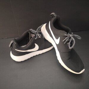 Nike Roshe One Ladies Size 9 Black w/ White Soles Lace Closure Sneakers